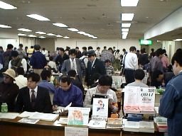 会場の様子１　前回と同じ会場ですが机配置が９０度回っています。