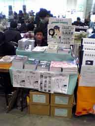開会前の様子。新刊・委託とあり珍しくスペースが窮屈